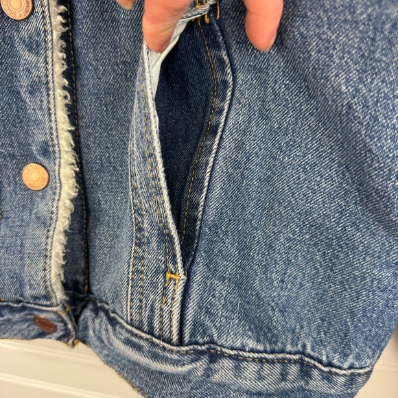 Levi's Signature women’s sherpa lined denim Jacket. Size large. - Picture 4 of 10
